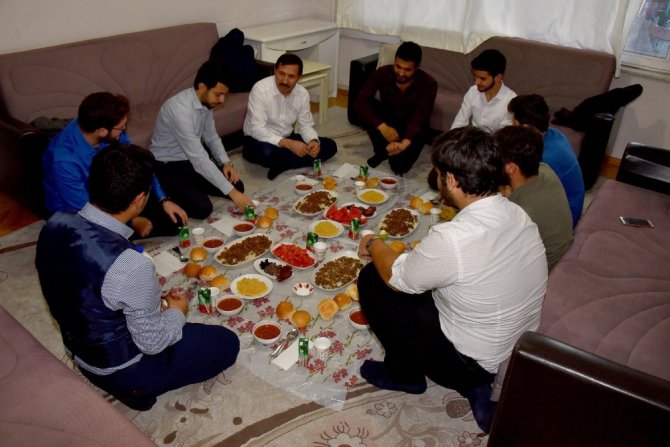 Başkan Kılca öğrenci evinde iftar yaptı