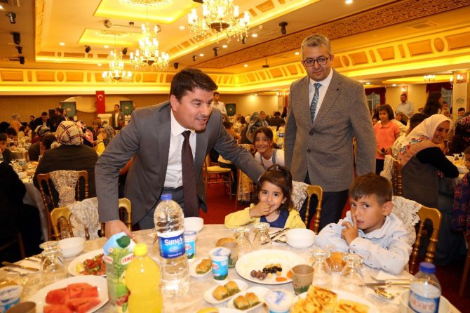 Aksaray Belediyesinden yetim çocuklar ve ailelerine iftar