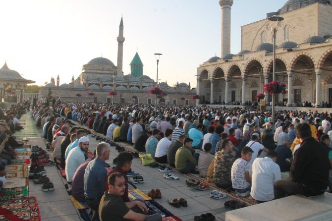 Bakan Kurum, Bayram namazını Konya’da kıldı