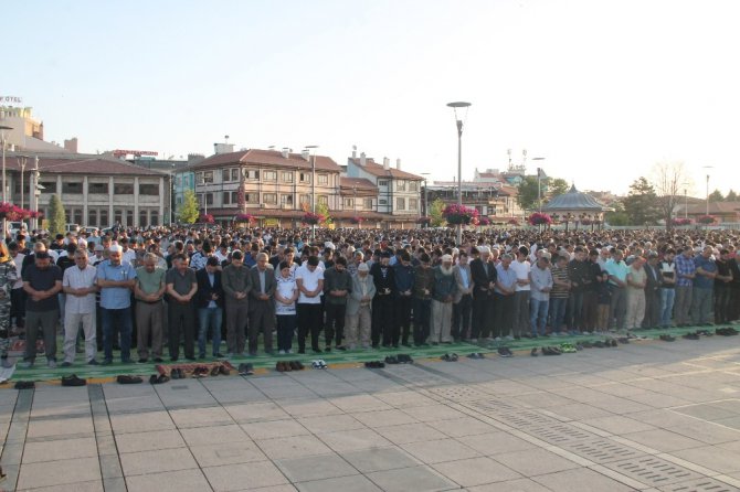 Bakan Kurum, Bayram namazını Konya’da kıldı