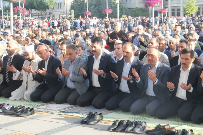 Bakan Kurum, Bayram namazını Konya’da kıldı