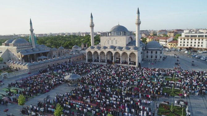 Bakan Kurum, Bayram namazını Konya’da kıldı