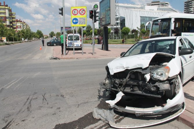 Otomobiller çarpıştı, altında kalan genç kız hayatını kaybetti