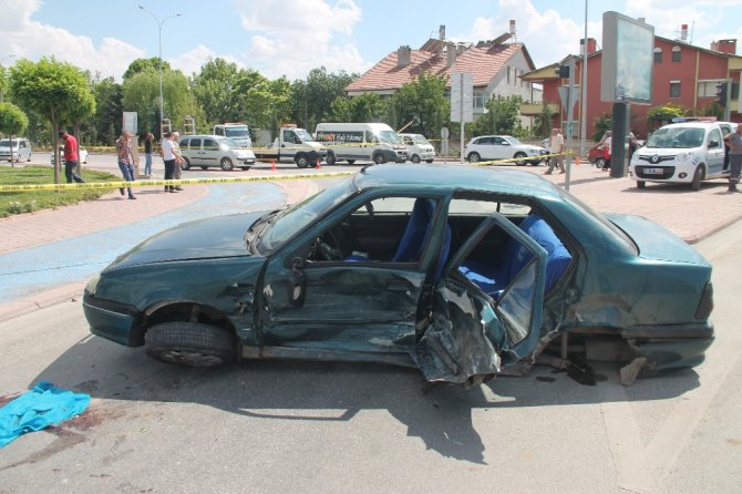 Otomobiller çarpıştı, altında kalan genç kız hayatını kaybetti