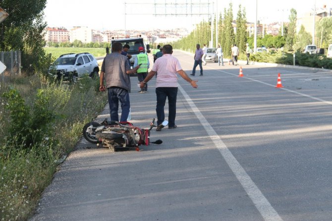 Otomobilin çarptığı elektrikli bisikletin sürücüsü hayatını kaybetti