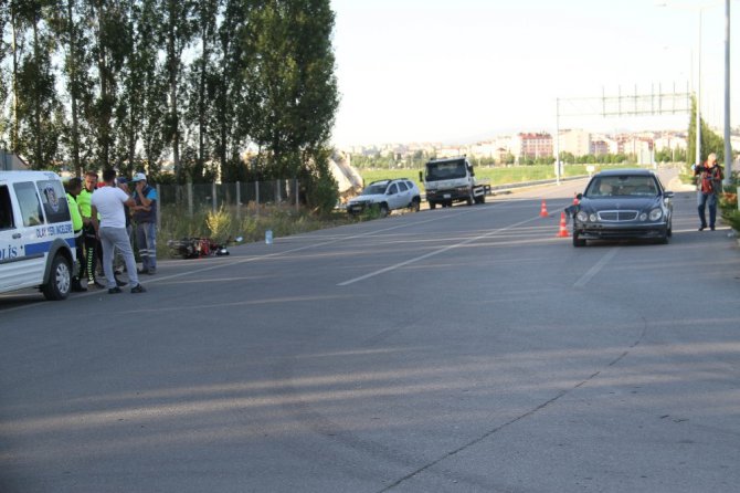 Otomobilin çarptığı elektrikli bisikletin sürücüsü hayatını kaybetti