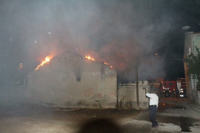 Yangın çıkan evdeki vatandaşı yanmaktan polis ekipleri kurtardı