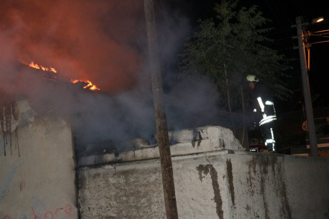 Yangın çıkan evdeki vatandaşı yanmaktan polis ekipleri kurtardı