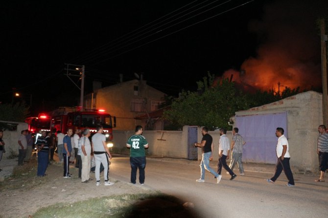 Yangın çıkan evdeki vatandaşı yanmaktan polis ekipleri kurtardı