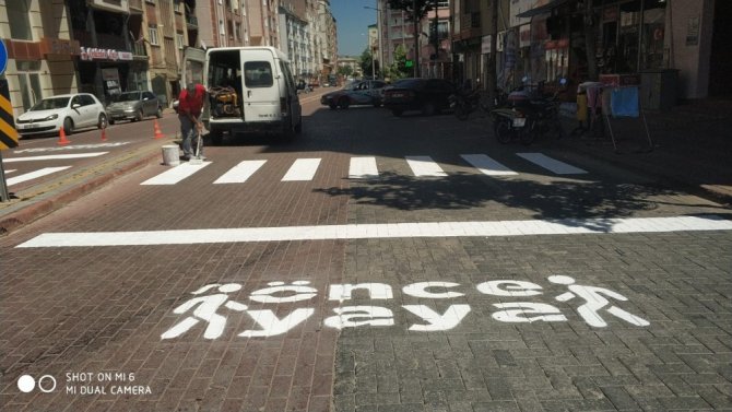 Seydişehir Belediyesinden okul ve yaya geçitlerine “Önce Yaya” işareti