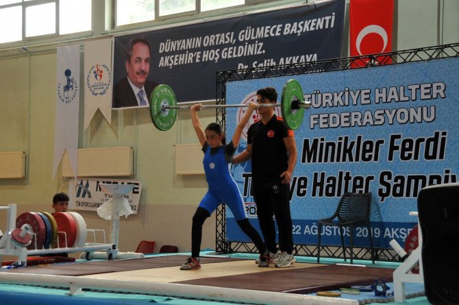 Minikler Ferdi Türkiye Halter Şampiyonası Akşehir’de başladı