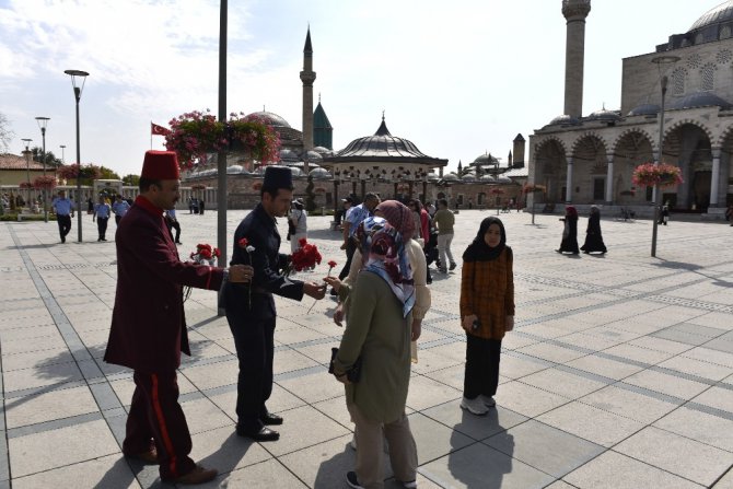 Osmanlı zabıta kıyafeti ile karanfil dağıttılar