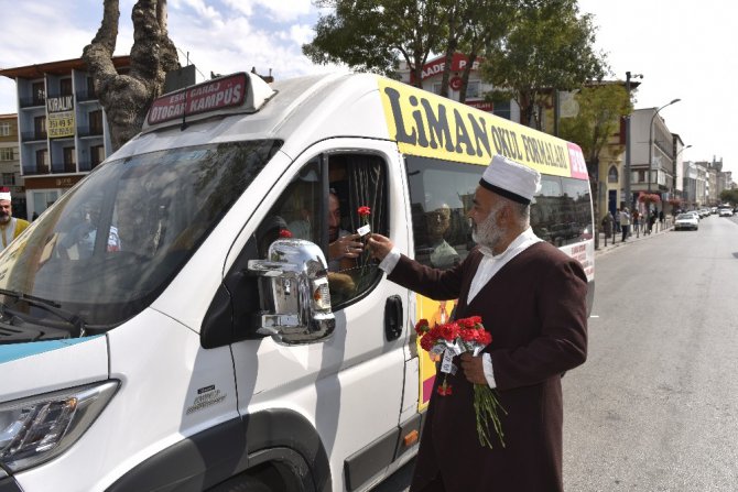 Osmanlı zabıta kıyafeti ile karanfil dağıttılar