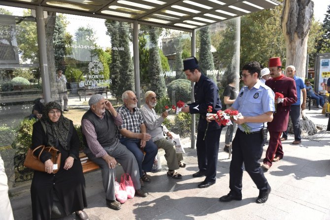 Osmanlı zabıta kıyafeti ile karanfil dağıttılar