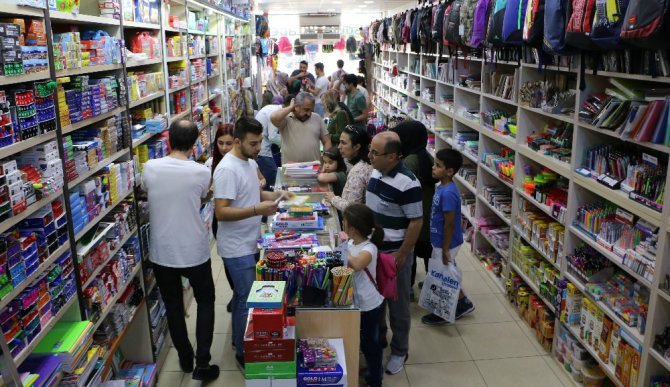 Okul alışverişini son güne bırakanlar mağazaları doldurdu