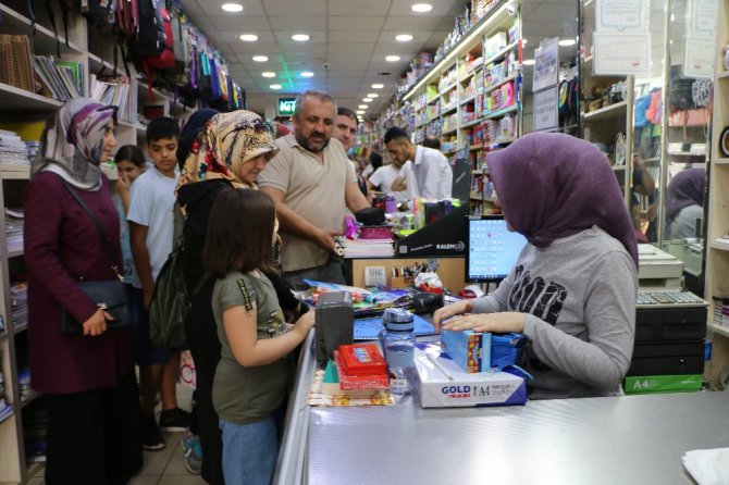 Okul alışverişini son güne bırakanlar mağazaları doldurdu