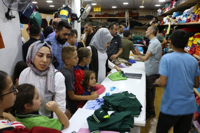 Okul alışverişini son güne bırakanlar mağazaları doldurdu