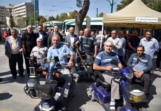 Selçuklu Belediyesi Cuma buluşmasında aşure ikram etti