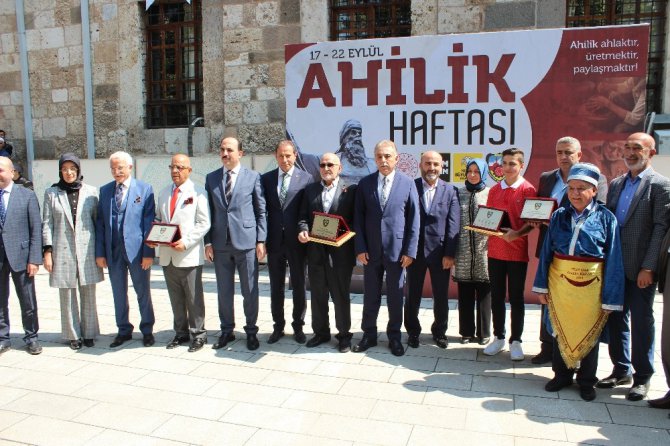 Konya’da Ahilik Yürüyüşü ve Şed Kuşanma Töreni gerçekleştirildi