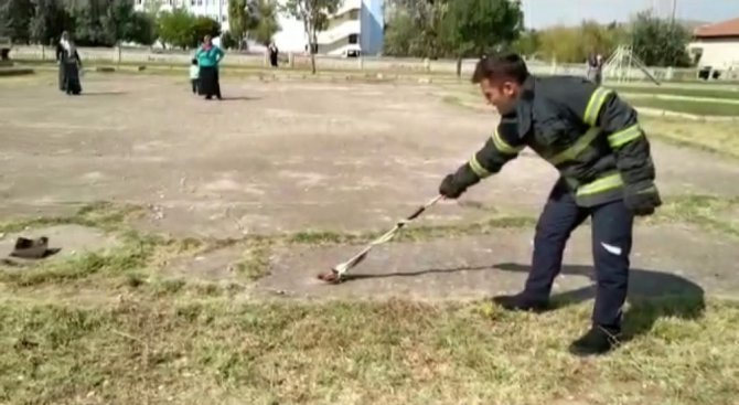 Aksaray’da çocuk parkında ortaya çıkan yılan korkuttu