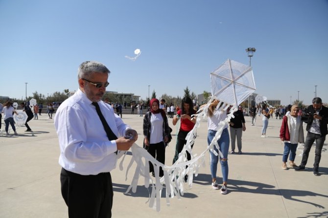 Rektör öğrencilerle uçurtma uçurdu, türkü söyledi