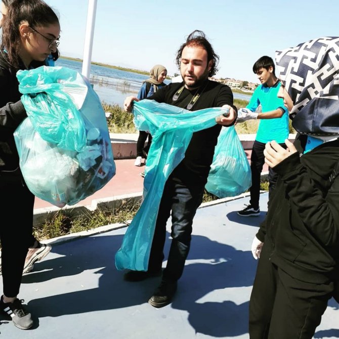 Beyşehir’de öğrencilerden göl kenarındaki parkta çöp topladı