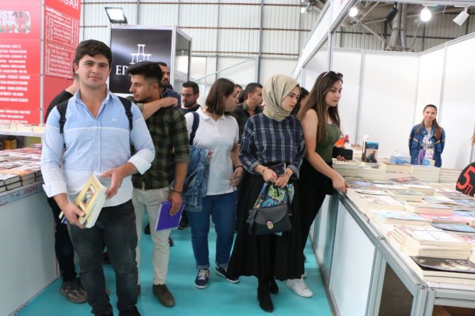ASÜ öğrencilerinden kitap fuarına yoğun ilgi
