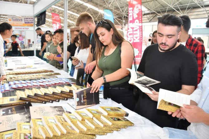 ASÜ öğrencilerinden kitap fuarına yoğun ilgi