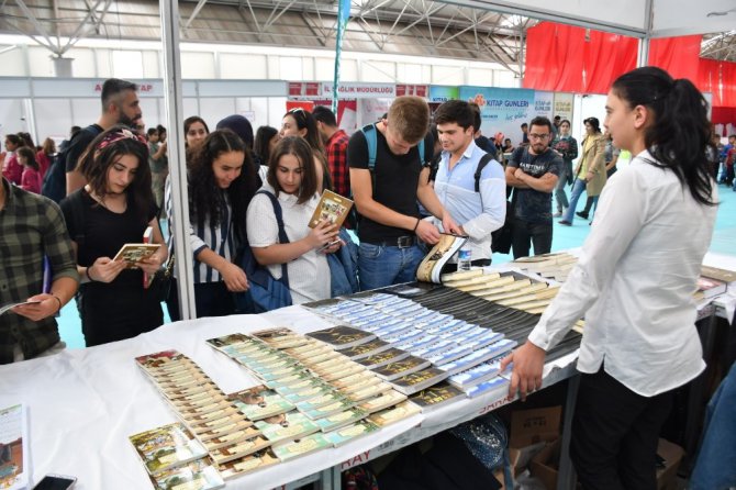 ASÜ öğrencilerinden kitap fuarına yoğun ilgi