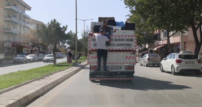 Kamyonet kasasında asılı tehlikeli yolculuk yürekleri ağza getirdi