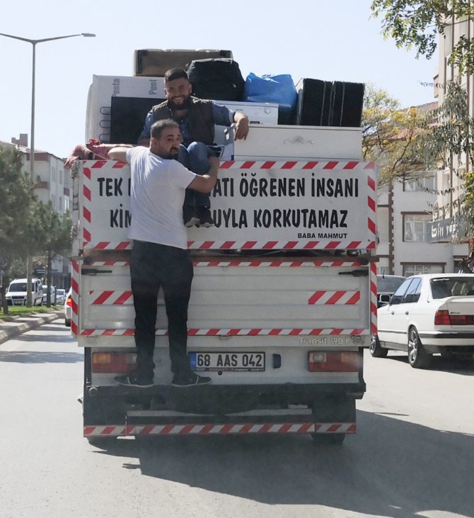 Kamyonet kasasında asılı tehlikeli yolculuk yürekleri ağza getirdi