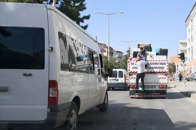 Kamyonet kasasında asılı tehlikeli yolculuk yürekleri ağza getirdi