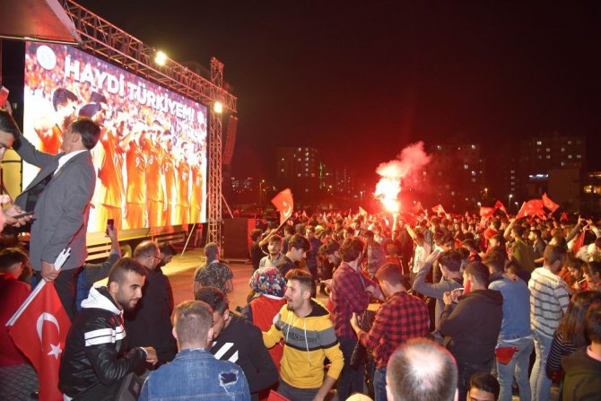 Konya’da dev ekranda milli maç coşkusu