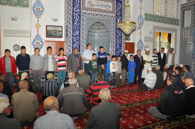 Akşehir’de camiye giden çocuklar ödüllendirildi