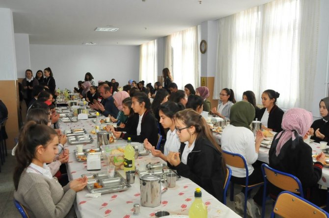 Akşehirli öğrenciler askerler için bin 400 Fetih Suresi okudu