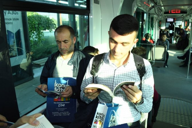 Büyükşehir’den tramvayda kitap sürprizi