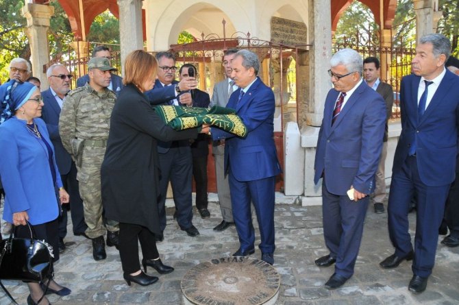 Nasreddin Hoca Türbesi’nin yeni puşidesi tekbirlerle serildi