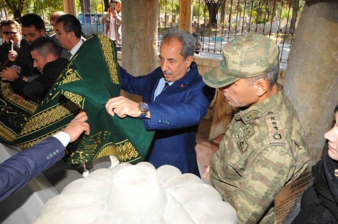 Nasreddin Hoca Türbesi’nin yeni puşidesi tekbirlerle serildi