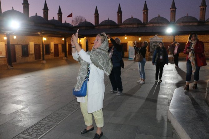 Yabancı gazeteciler Mevlana Hazretleri’nin Türbesini ziyaret etti