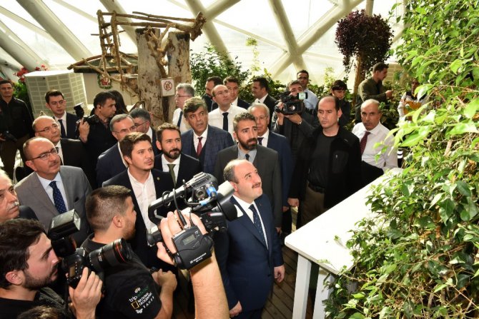 Bakan Varank, Tropikal Kelebek Bahçesi’ni ziyaret etti