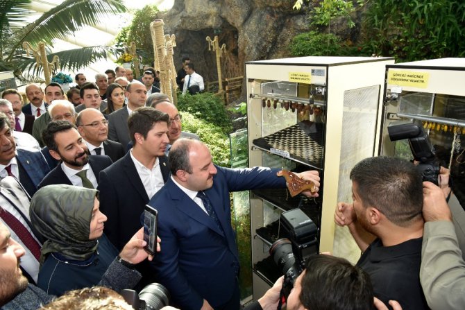 Bakan Varank, Tropikal Kelebek Bahçesi’ni ziyaret etti