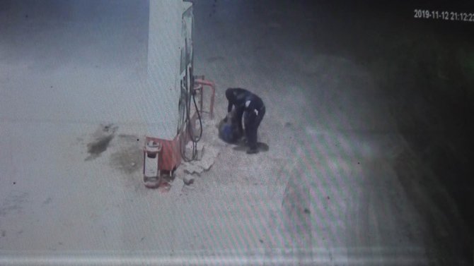 Pompa görevlisinin darp edilip gasp edildiği anlar anbean kamerada