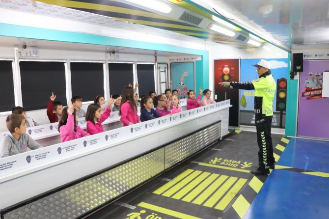 Minik yüreklere uygulamalı olarak trafik bilinci aşılanıyor