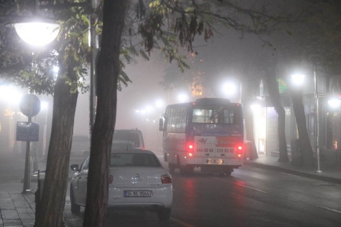 Aksaray’da yoğun sis trafiği olumsuz etkiliyor