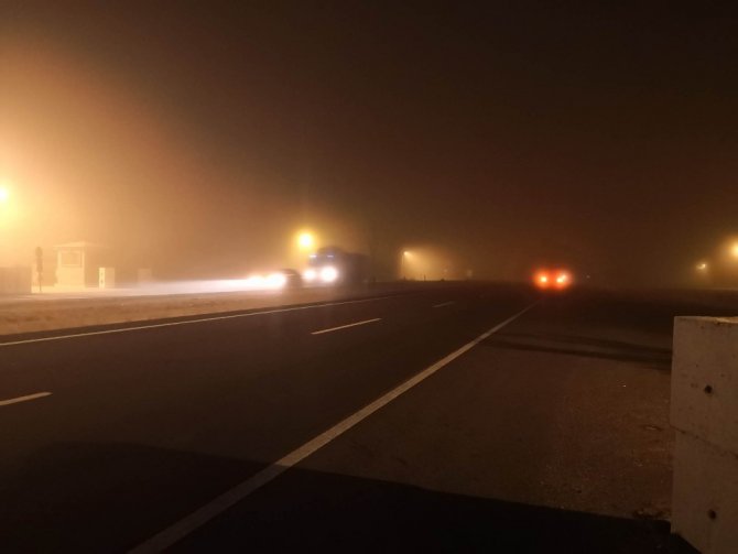 Aksaray’da yoğun sis trafiği olumsuz etkiliyor