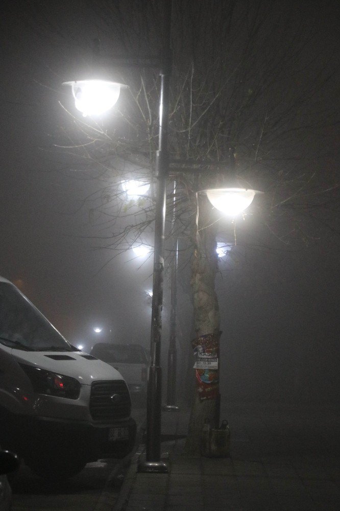 Aksaray’da yoğun sis trafiği olumsuz etkiliyor