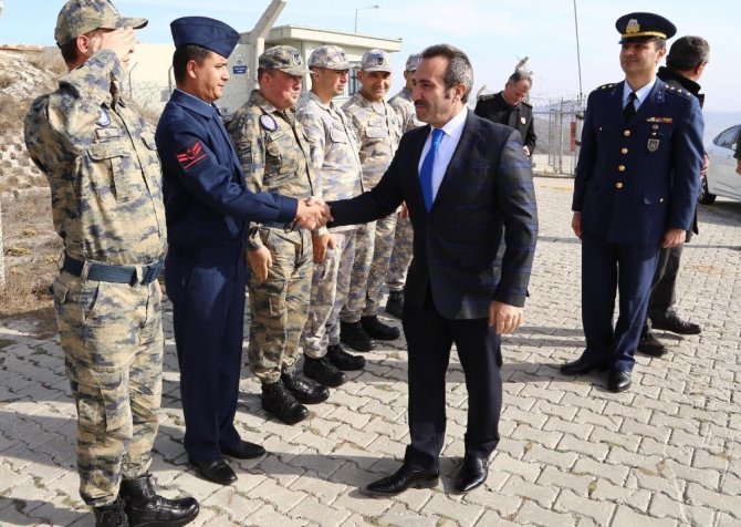 Vali Mantı, Ekecik Hava Radarda incelemede bulundu