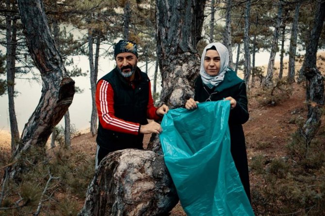 Konya’da aileler çocuklarıyla 1 ton çöp topladı