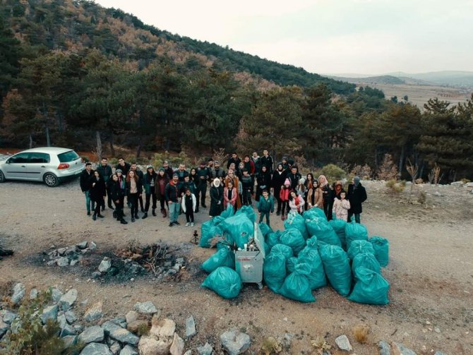 Konya’da aileler çocuklarıyla 1 ton çöp topladı