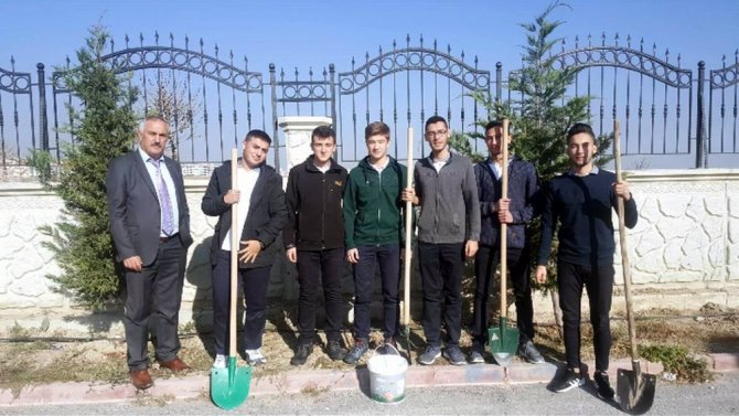 Konya’da fen lisesinden her mezun öğrenciye bir fidan